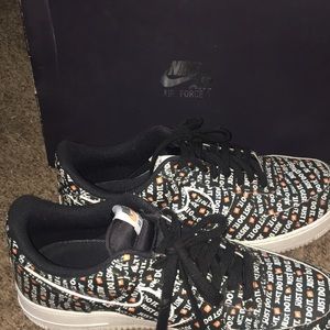 I’m selling some black all over Nike print Af1